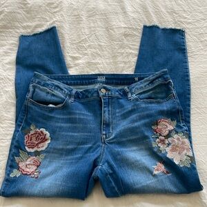 Cute jeans with embroidery 🎀